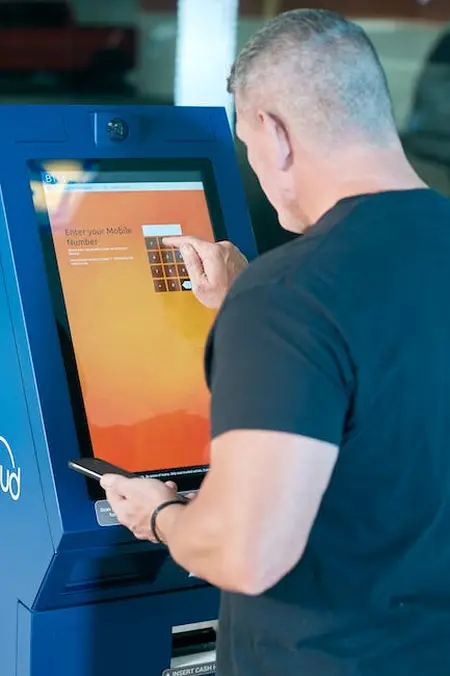 Na krakowskich ulicach pojawiło się ponad 160 nowych bitomatów jak za ich pomocą wymienić kryptowalutę na gotówkę?