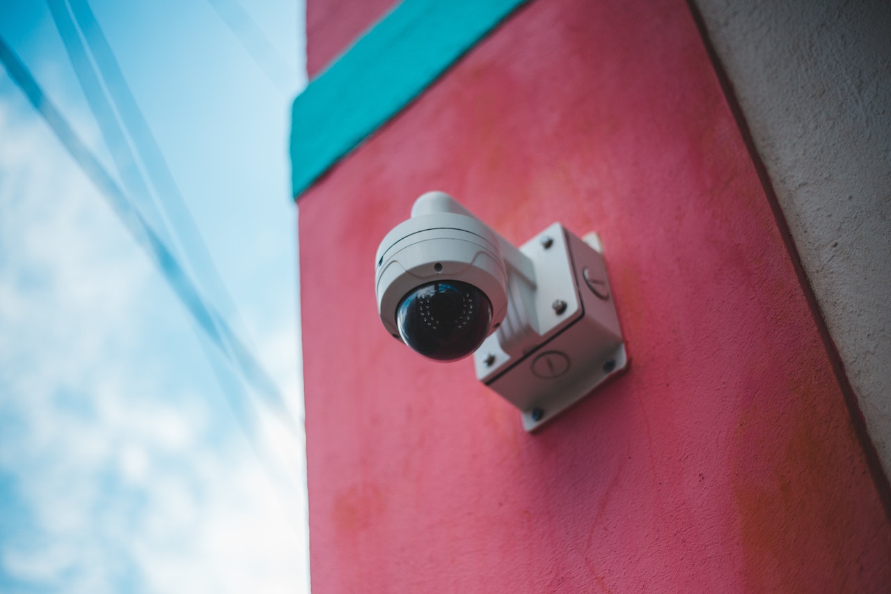 kamera umieszczona na budynku - monitoring