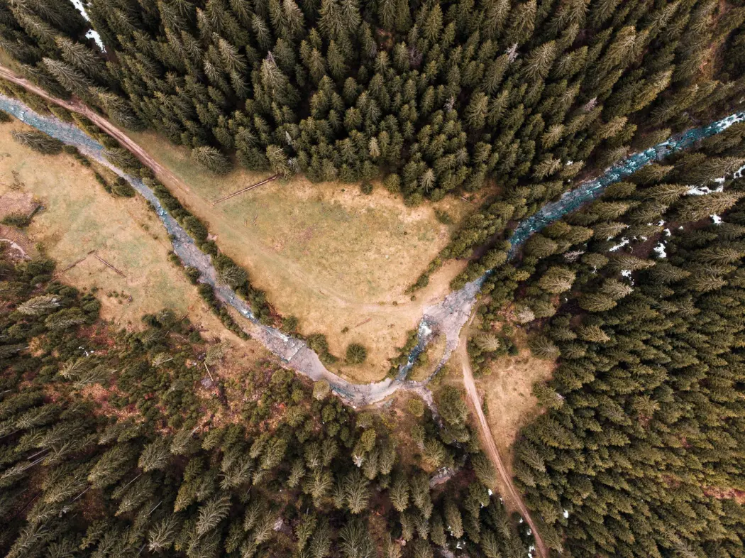 zdjęcie drogi zrobione dronem