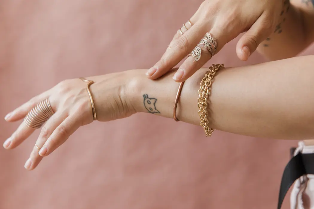 Złote bransoletki na rękę - jaka biżuteria będzie ozdobą każdego damskiego nadgarstka i każdej letniej stylizacji? Odkryj nasz TOP5!