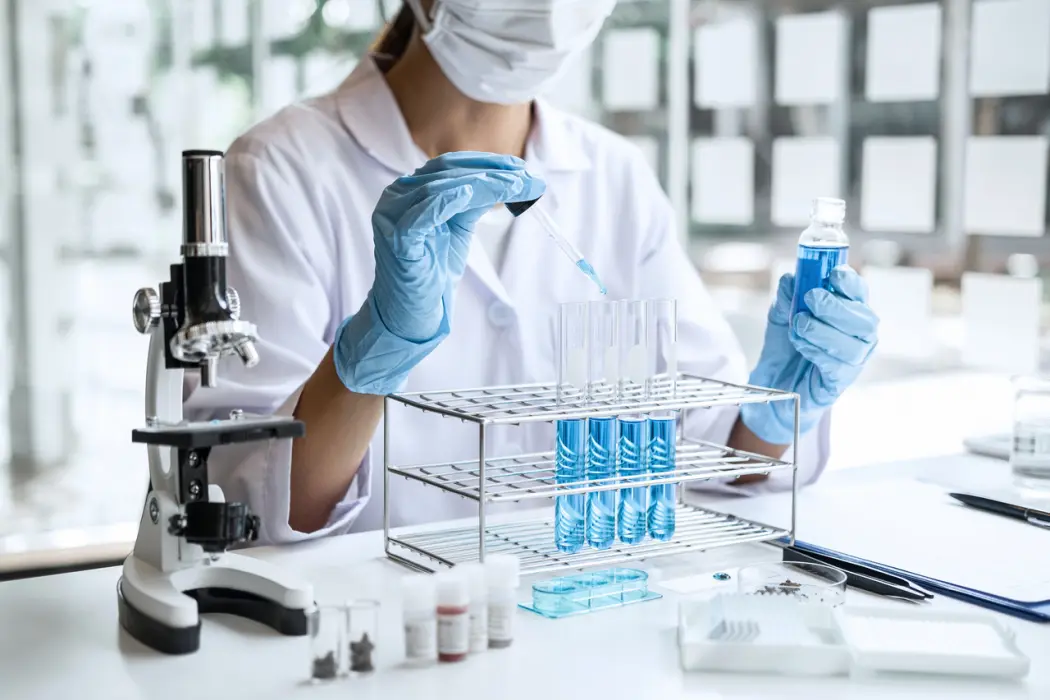 Stoły laboratoryjne – niezbędne wyposażenie każdego laboratorium