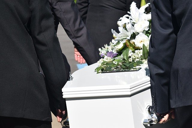Czym zajmują się firmy oferujące usługi pogrzebowe?