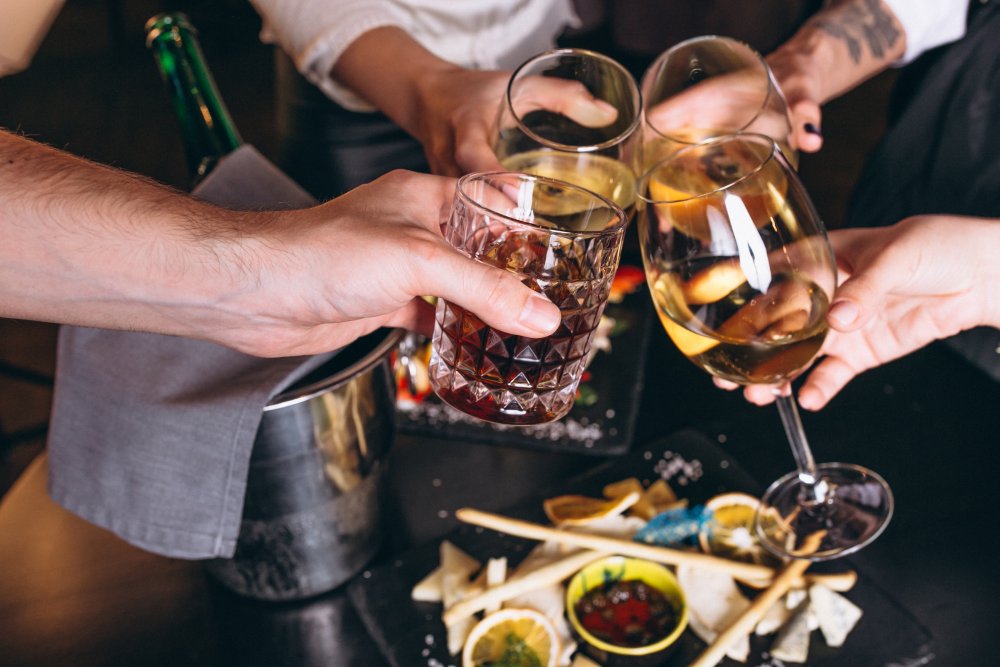 Piję tylko w weekendy. Czy jestem alkoholikiem?