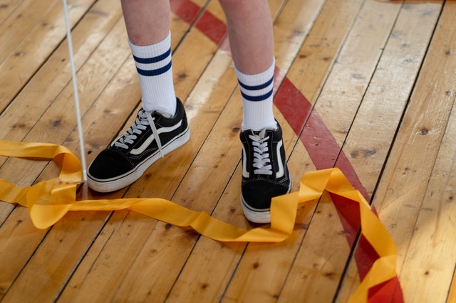  Klasyczne trampki damskie - jak je nosić i z czym łączyć 