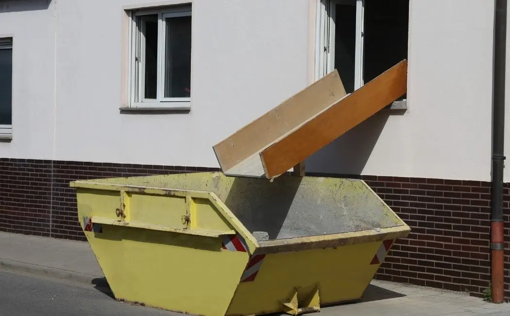 Remontujesz dom? Pamiętaj o obowiązku wywozu śmieci z budowy