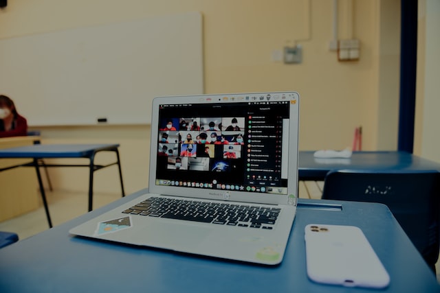 Jak zorganizować profesjonalną konferencję online?