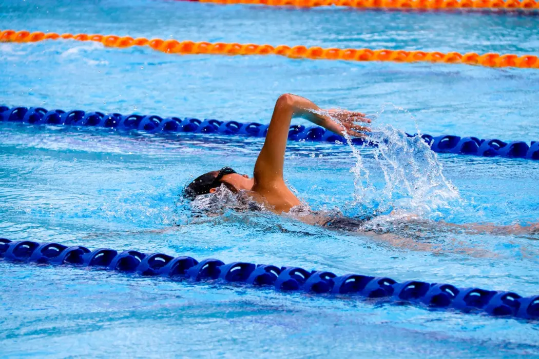 Dlaczego warto zdecydować się na naukę pływania?