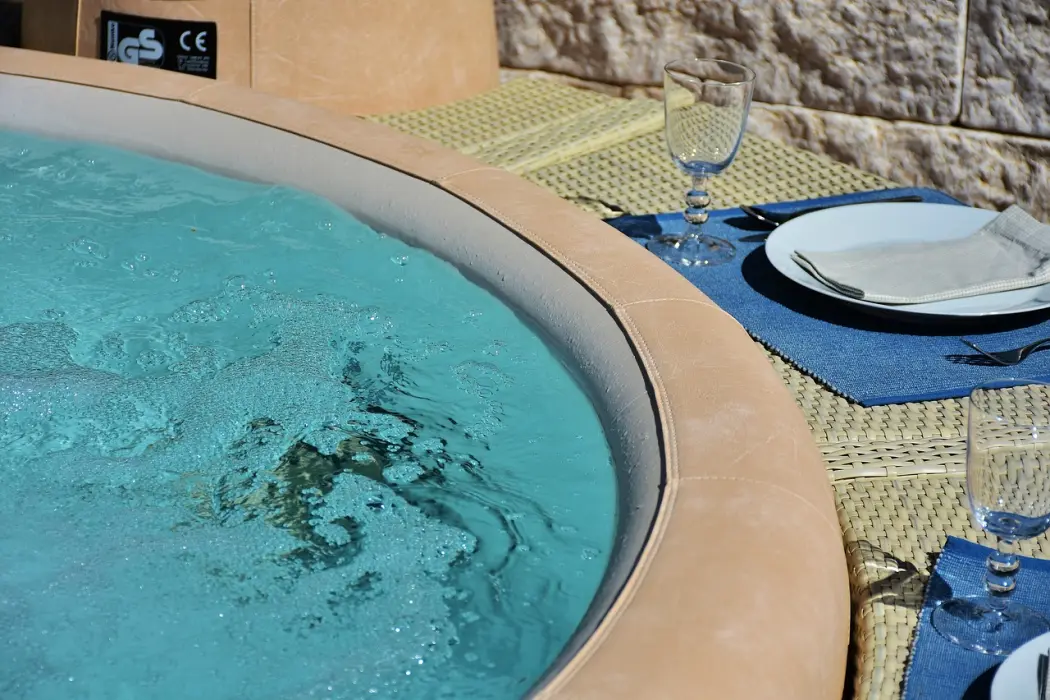 Jacuzzi ogrodowe luksus w zaciszu własnego ogrodu