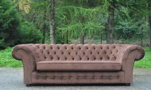 Brązowa sofa w stylu Chesterfield — inne oblicza klasyki