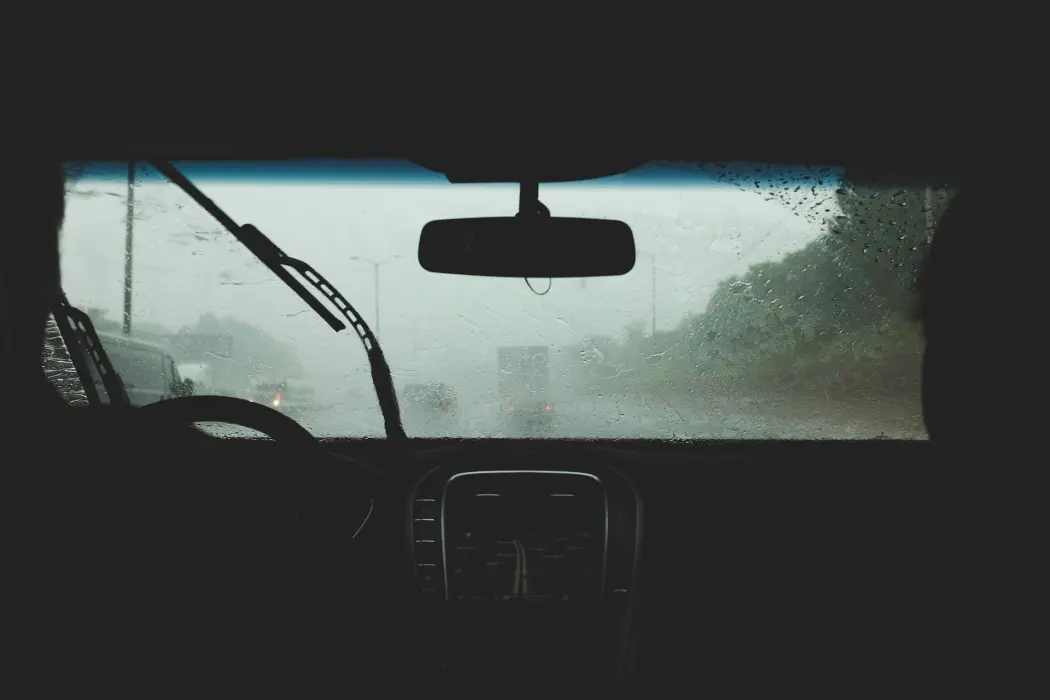 Jak bezpiecznie zachować się na drodze podczas ekstremalnych warunków pogodowych?