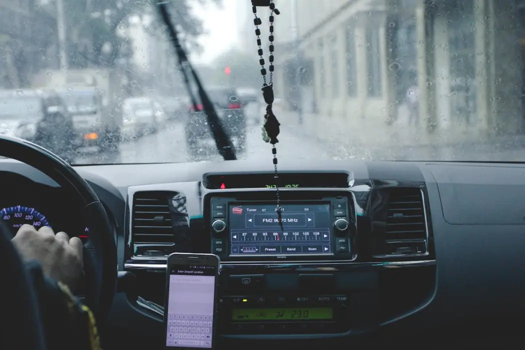 Samochodowy uchwyt na telefon - jedź bezpiecznie z marką Forcell