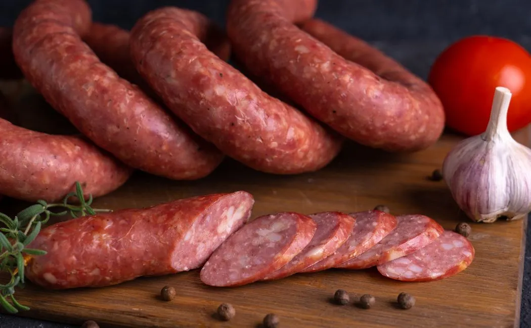 Aromatyczna kiełbasa krakowska sucha duma krakowskiej tradycji wędliniarskiej