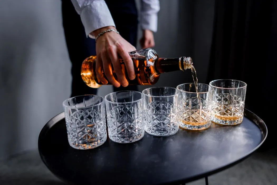 Oryginalne zestawy do whisky elegancja i praktyczność w jednym
