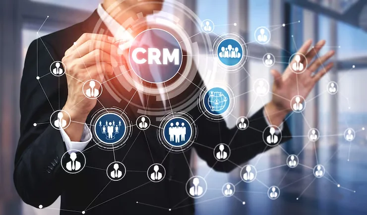 Biznesmen korzysta z wirtualnego interfejsu CRM z ikonami klientów i połączeń sieciowych.