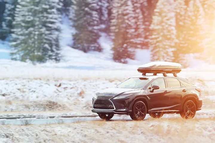 Spakuj wszystko na zimowy wyjazd! Oto wypożyczalnia boxów dachowych w Krakowie