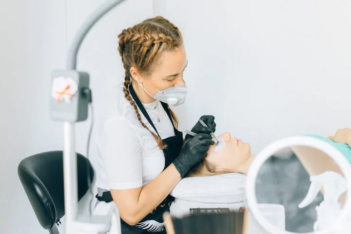 Peelingi chemiczne w kosmetologii – podstawowe rodzaje i zastosowanie