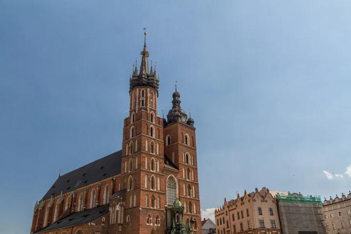 Gotycka bazylika Mariacka z dwiema wieżami na Rynku Głównym w Krakowie