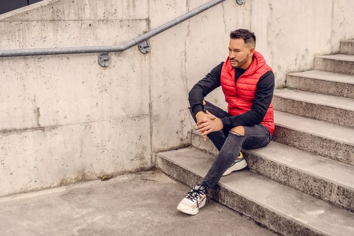 Z czym nosić longsleeve męski? 5 pomysłów na efektowne warstwowe zestawy