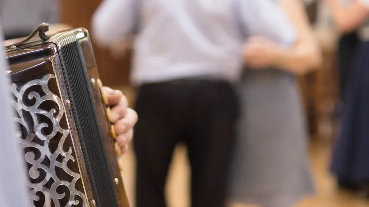 Retro potańcówka na Grzegórzkach połączy pokolenia. Zagra orkiestra na żywo
