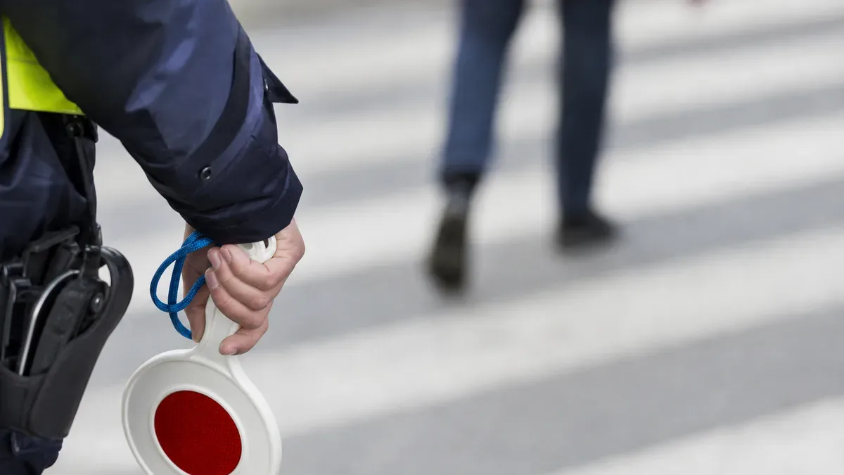 Więcej dzieci na krakowskich ulicach. Policjanci pojawili się pod szkołami