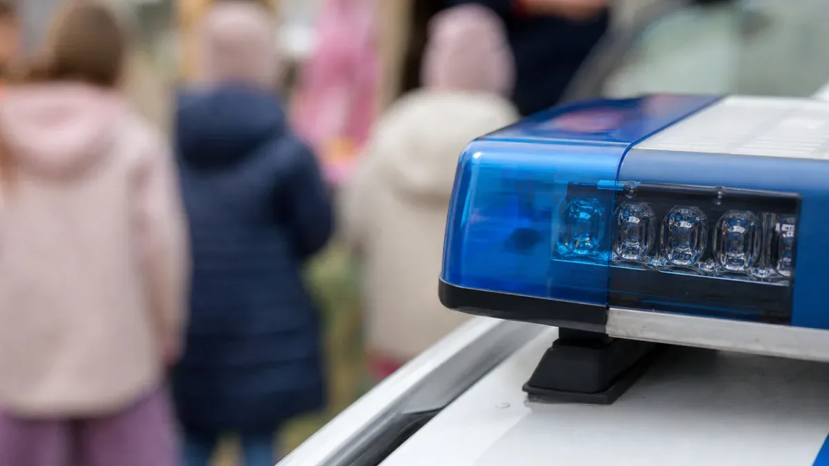 Radiowóz przed przedszkolem w Krakowie. Policjantki uczyły bezpieczeństwa