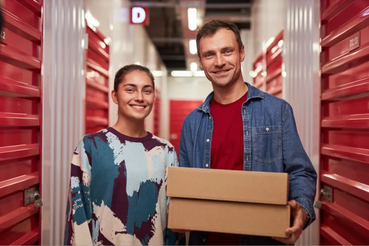 małżeństwo w korytarzu magazynu self storage