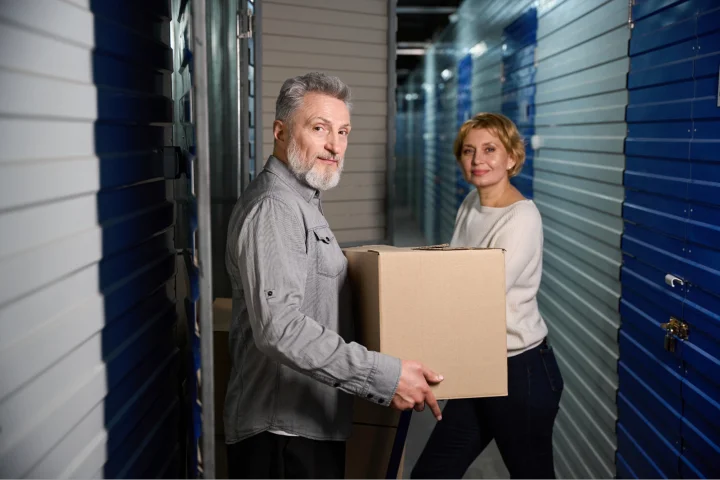 małżeństwo z pudełkiem w magazynie self storage