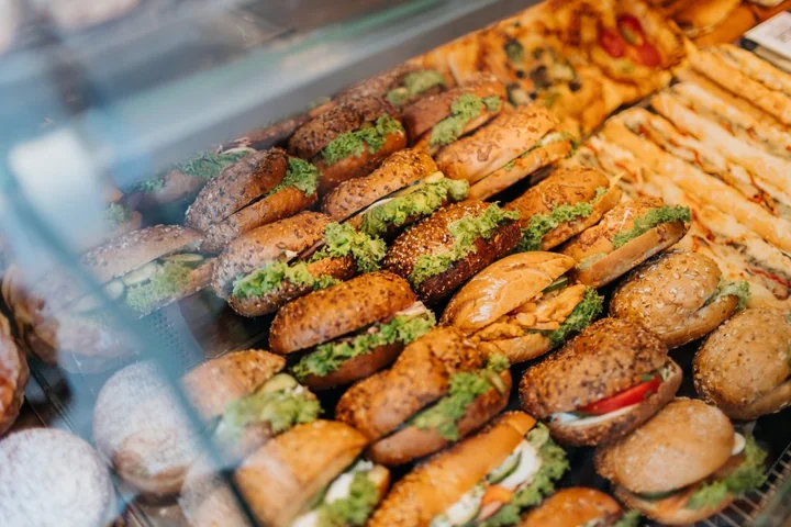 Na obrazku widać smaczne i zdrowe kanapki na witrynie wystawowej