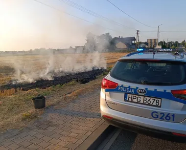 Funkcjonariusze Policji ugasili pożar ścierniska. - AKTUALNOŚCI KPP w Proszowicach