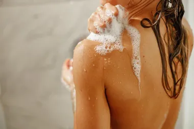 Jak wybrać idealny zapach żelu pod prysznic? Przewodnik po aromaterapii i trwałości aromatów