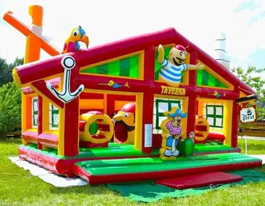 Planujesz imprezę plenerową w Małopolsce? Te dmuchańce będą hitem!