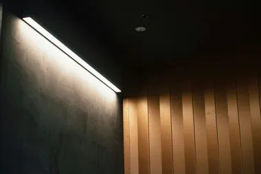 Szynoprzewody magnetyczne 48V. Dlaczego architekci wybierają je do salonów i kuchni?