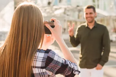 Zdjęcia do portalu randkowego – co działa, a co odstrasza?