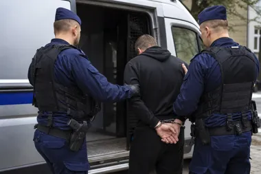 Zaatakował policjantów nożem. Skończył w areszcie