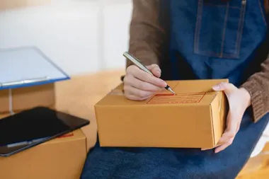 Czy tanie paczki kurierskie to dobry wybór dla małych firm e-commerce?