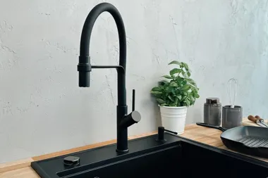 Zlewozmywak wpuszczany w blat — jak wybrać i zamontować?