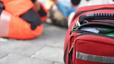 Policjant pobiegł po AED. Trzecia próba uratowała seniora na przystanku