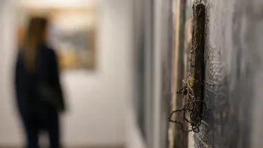 Artystyczny debiut w Gorlicach. Portrety inspirowane emocjami i łucznictwem