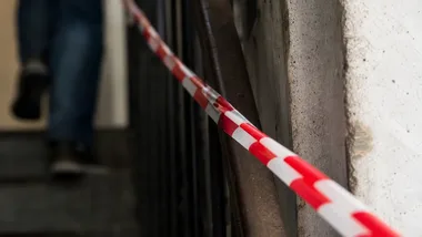 Wtargnął do domu 19-latka i dusił go. Zabrali 80 tysięcy złotych