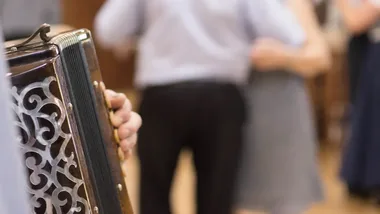 Retro potańcówka na Grzegórzkach połączy pokolenia. Zagra orkiestra na żywo