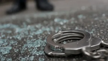 Zarzuty po interwencji w krakowskim hostelu. Uszkodzone drzwi i naruszona nietykalność policjanta