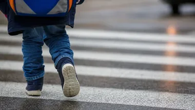 Krakowscy policjanci uczyli dzieci, jak bezpiecznie wracać ze szkoły
