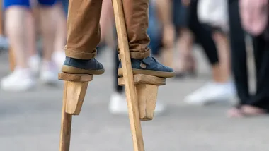 Cyrk od podstaw w Krakowie - żonglerka, szczudła i akrobatyka