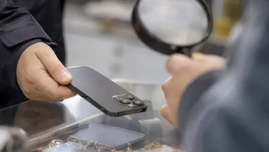 Telefon za prawie 2 tysiące złotych zniknął ze sklepu. Policjanci znaleźli go w lombardzie
