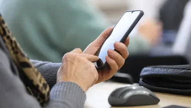 Jesienią w Krakowie seniorzy ruszą głową, smartfonem i kartami