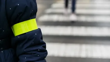 150 uczniów wyszło na ulice Krakowa. Policjanci pilnowali odblasków