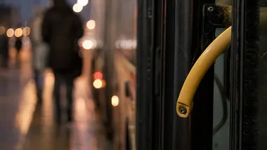 Nocne objazdy autobusów pod Krakowem. Trzy linie ominą przystanek