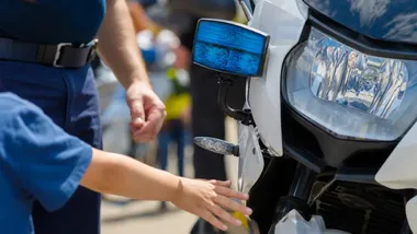 Radiowóz i motocykl pod przedszkolem. Policjanci uczyli dzieci bezpieczeństwa