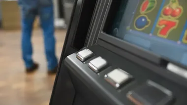 58 osób zatrzymanych, 287 automatów zabezpieczonych. Duża akcja KAS i Policji