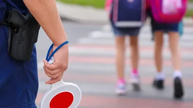 Policjanci w Cianowicach przypomnieli uczniom zasady bezpieczeństwa na drodze